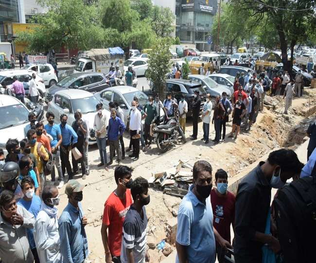 शराब की दुकानों के आगे लगी भीड़,लॉकडाउन का एलान होते ही…..