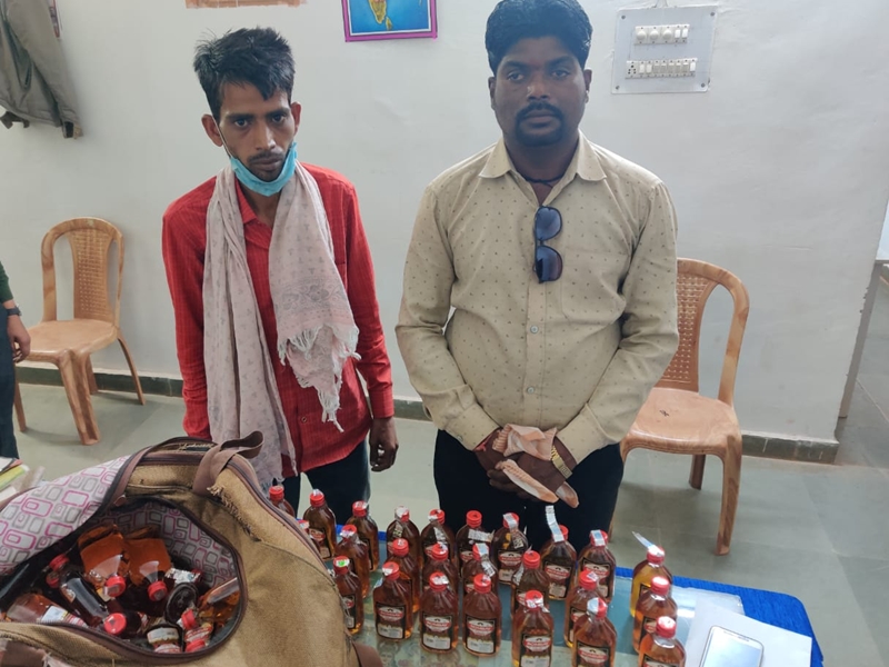 रायपुर में अंग्रेजी शराब की तस्करी करते दो गिरफ्तार