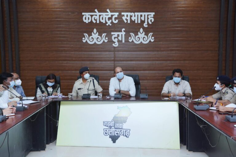 कलेक्टर और एसपी ने लॉक डाउन के संबंध में ली अधिकारियों की बैठक (1)
