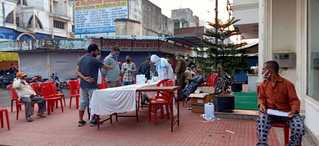 फल, सब्जी बेचने वाले संचालक एवं कार्यरत कर्मचारियों का हो रहा है कोविड जांच