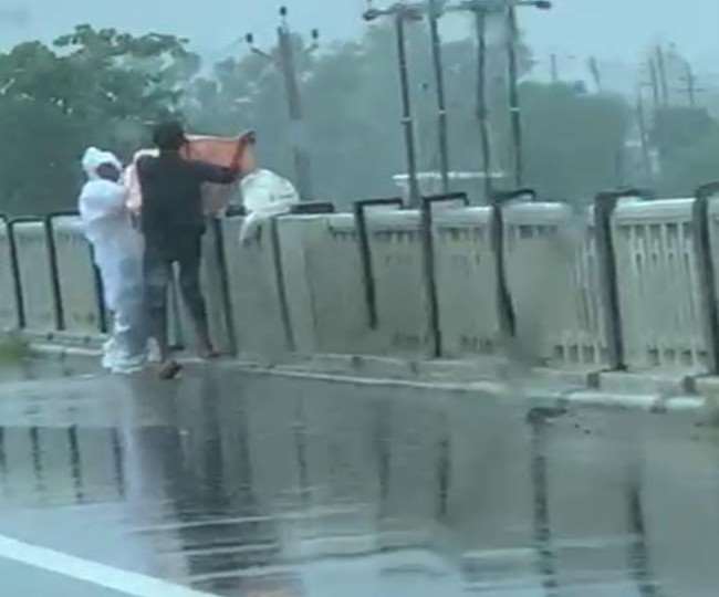 कोरोना संक्रमण से हुई चाचा की मौत, भतीजे ने शव को नदी में फेंका