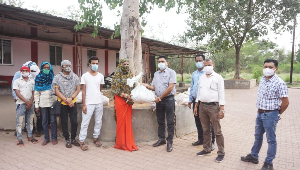 थर्डजेंडरों को उपलब्ध कराया राशन पैकेट