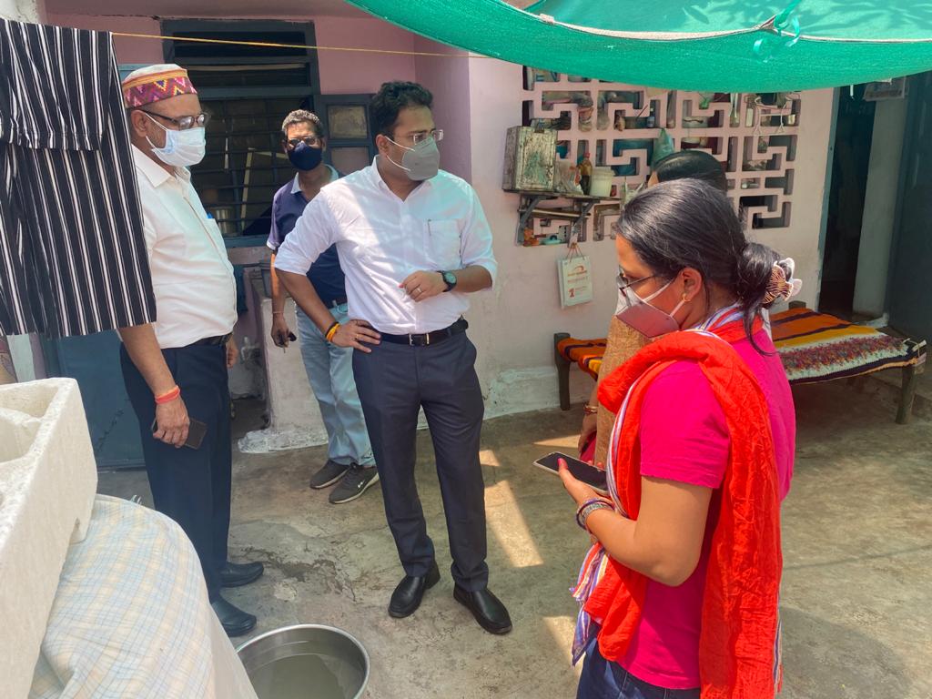 पेयजल की शुद्धता परखने कई घरों में पहुंचे आयुक्त