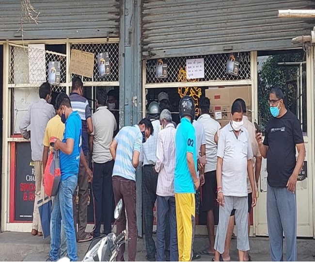 उत्तर प्रदेश के कई जिलों में खुलीं शराब की दुकानें