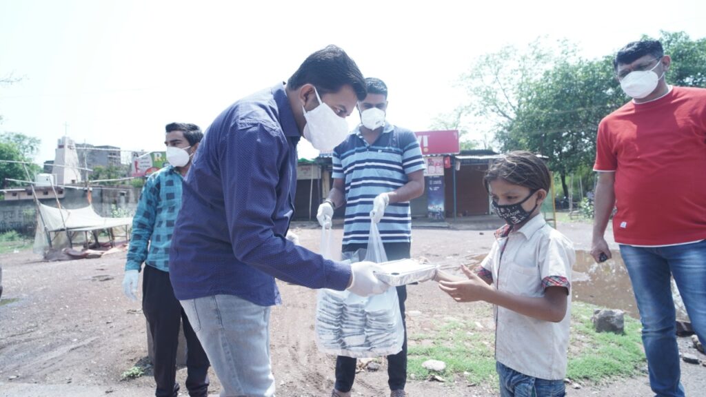 जरूरतमंदों को सूखा राशन,भोजन उपलब्ध कराया