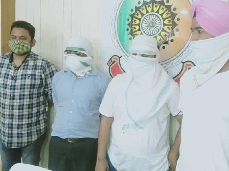 बैंक मैनेजर की मिली भगत से करोड़ों की ठग