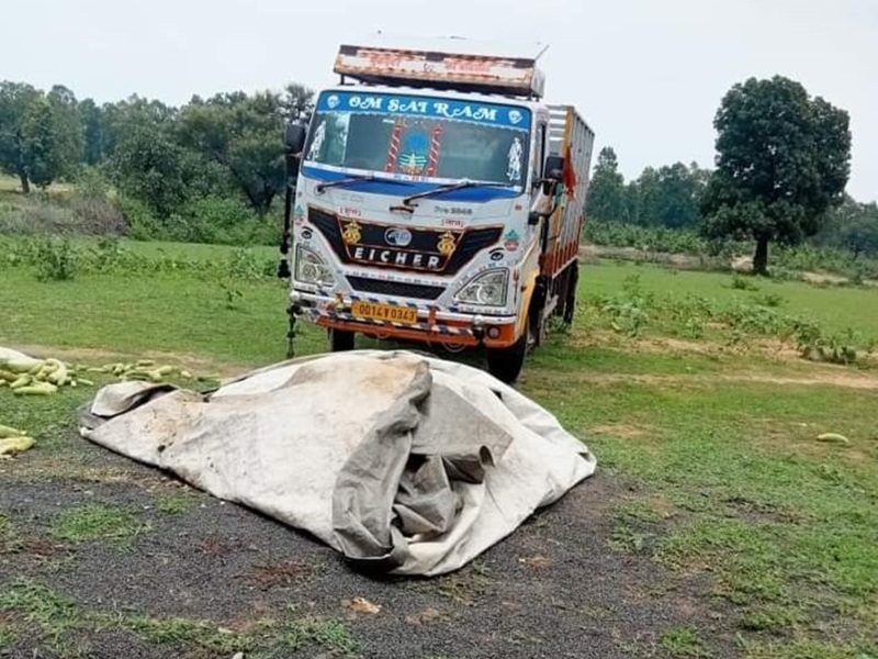 सब्जियों के नीचे छिपाकर ले जा रहे थे गांजा