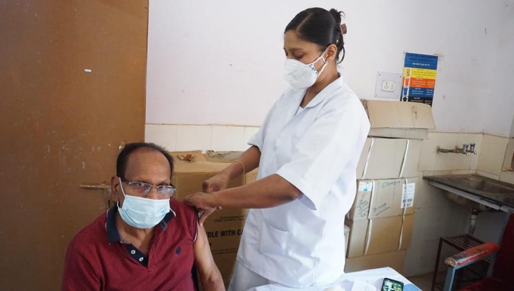 टीकाकरण केंद्रों में 6893 लोगों ने लगवाया कोविड का टीका