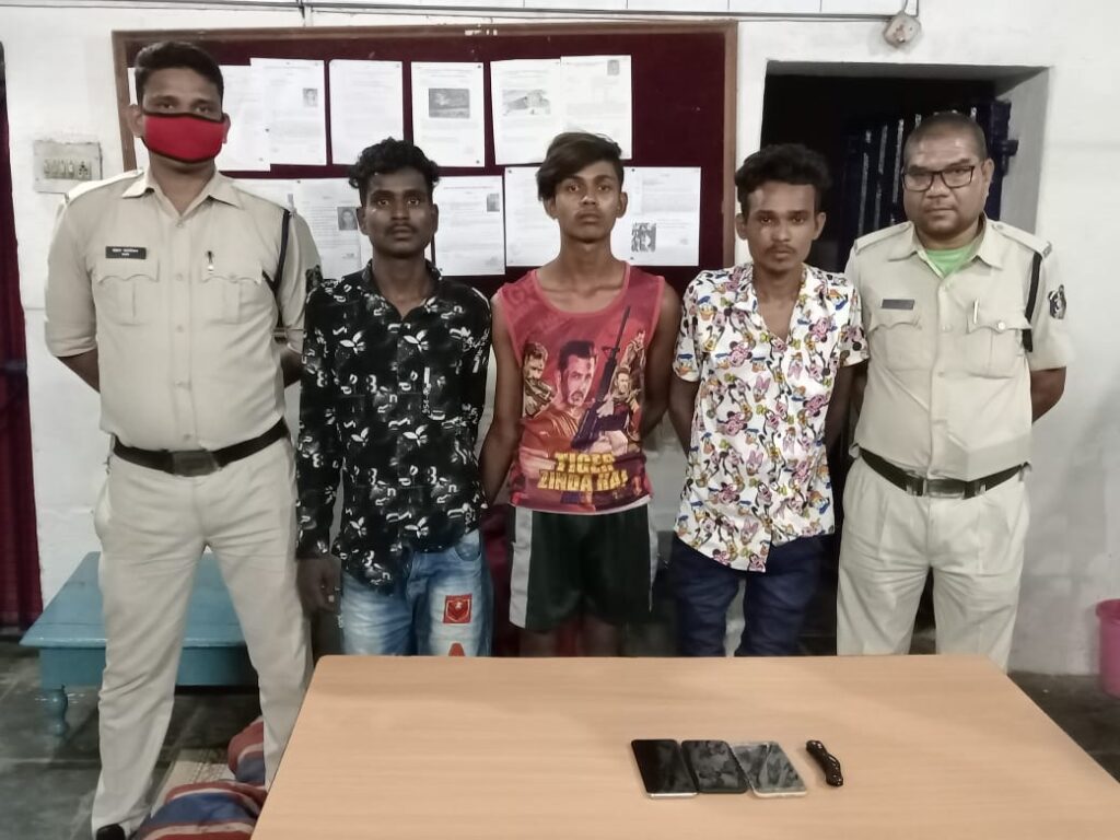 पेट्रोल पंप के कर्मचारी को चाकू मारकर लूट लिया मोबाइल