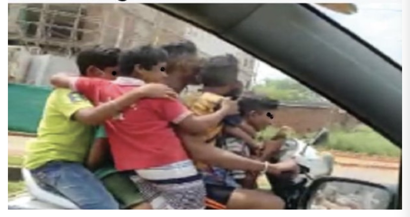 स्कूटी पर जानलेवा स्टंट,जब्त किया वाहन भेजा नोटिस