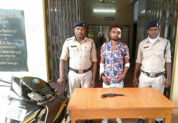 विमानतल पर देशी कट्टे के साथ युवक गिरफ़्तार