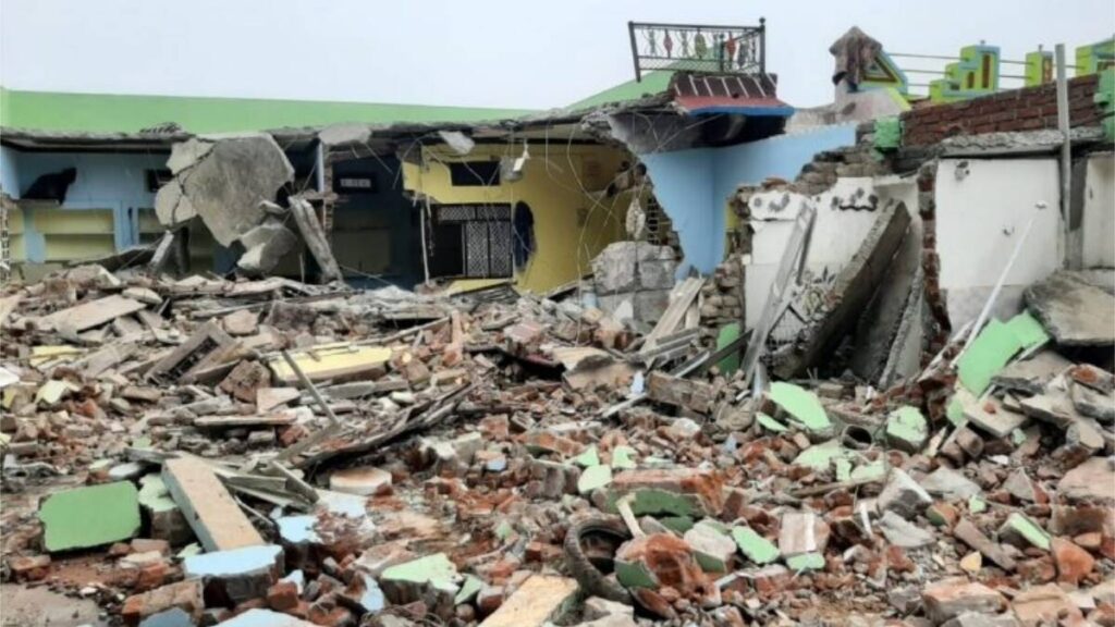 आदिवासी युवक को वाहन से घसीट कर मारने वाले का,बुलडोजर से ढहाया मकान