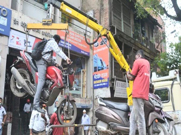 ट्रैफिक पुलिस का कारनामा, युवक को बाइक समेत क्रेन से उठा लिया