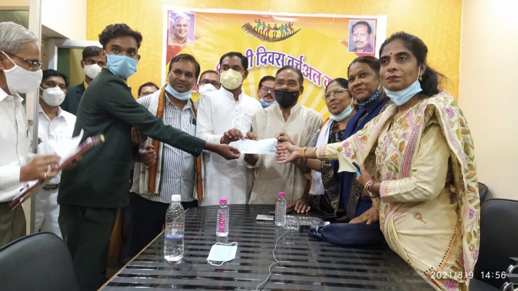 विश्व आदिवासी दिवस के उपलक्ष्य में विद्यार्थियों को लैपटॉप वितरित