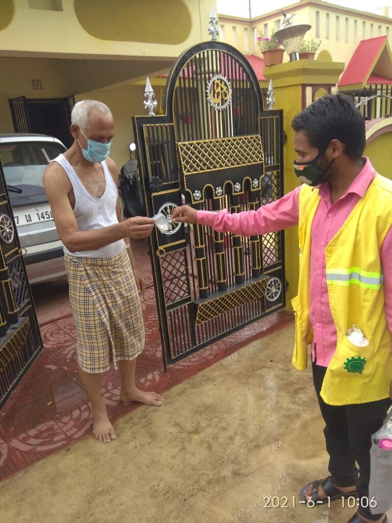 जलजनित बीमारियों से बचाव हेतु घर-घर दे रहे जागरुकता का संदेश