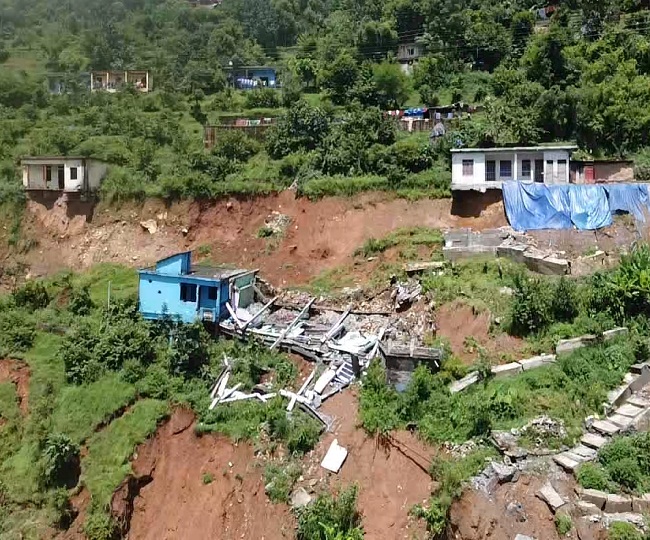 अतिवृष्टि से मलबे में दबे लोग, दो बच्चों के शव बरामद