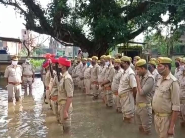 घुटनों तक भरे पानी के बीच पुलिसकर्मियों ने किया ध्वजारोहण