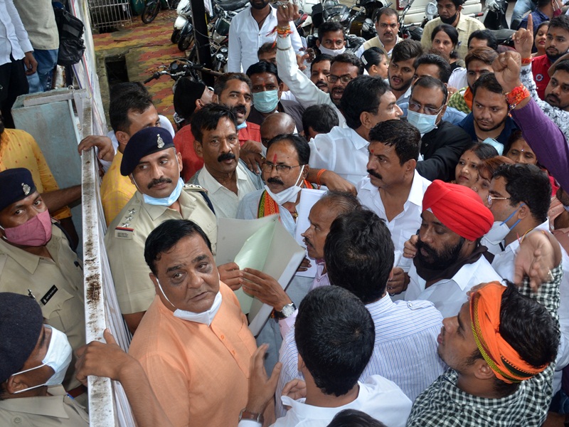 मतांतरण को लेकर एकतरफा कार्रवाई, बीजेपी ने घेरा थाना