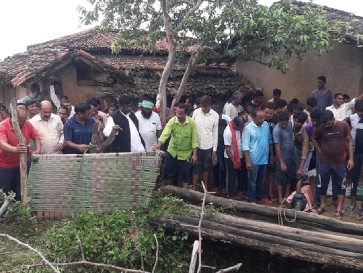 सड़क हादसे में चाची-भतीजी की मौत,20 फीट गहरे कुएं में गिरा