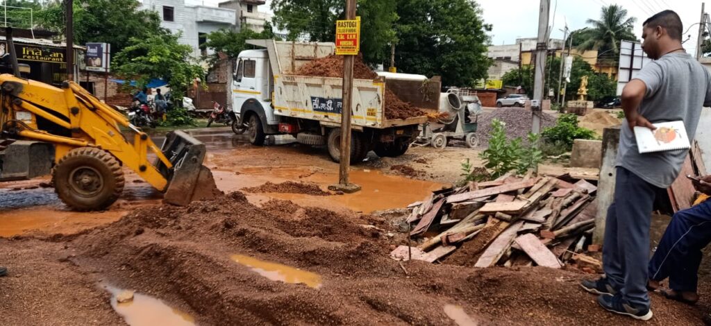 बिल्डिंग मैटेरियल  नहीं हटाने पर कार्रवाई