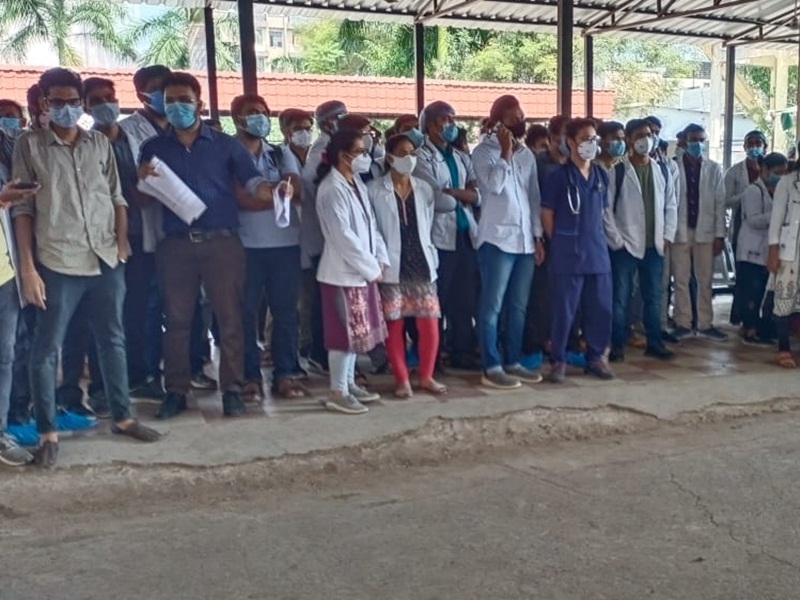 HOD ने जूनियर डाक्टर को पीटा