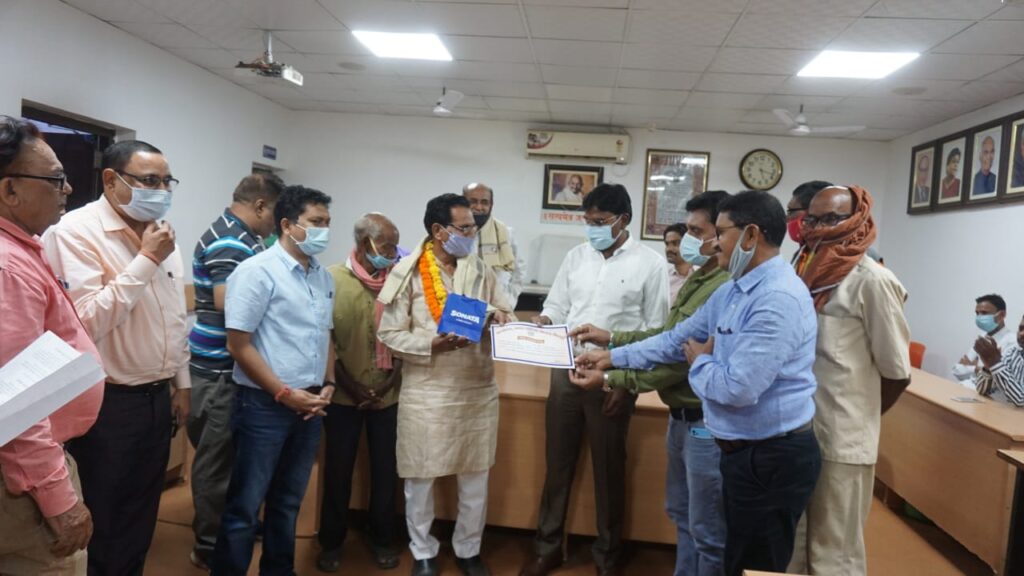 निगम प्रशासन ने 05 कर्मचारियों को दी स-सम्मान विदाई