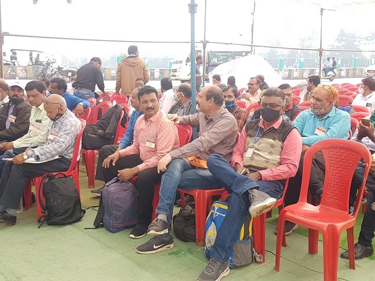 क्लासरूम छोड़ धरना देने पहुंचे,स्कूल के लेक्चरर्स