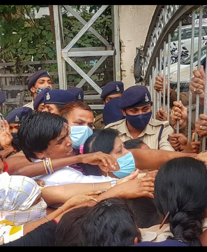 सहायक आरक्षक की पत्नियों को पुलिस ने पीटा