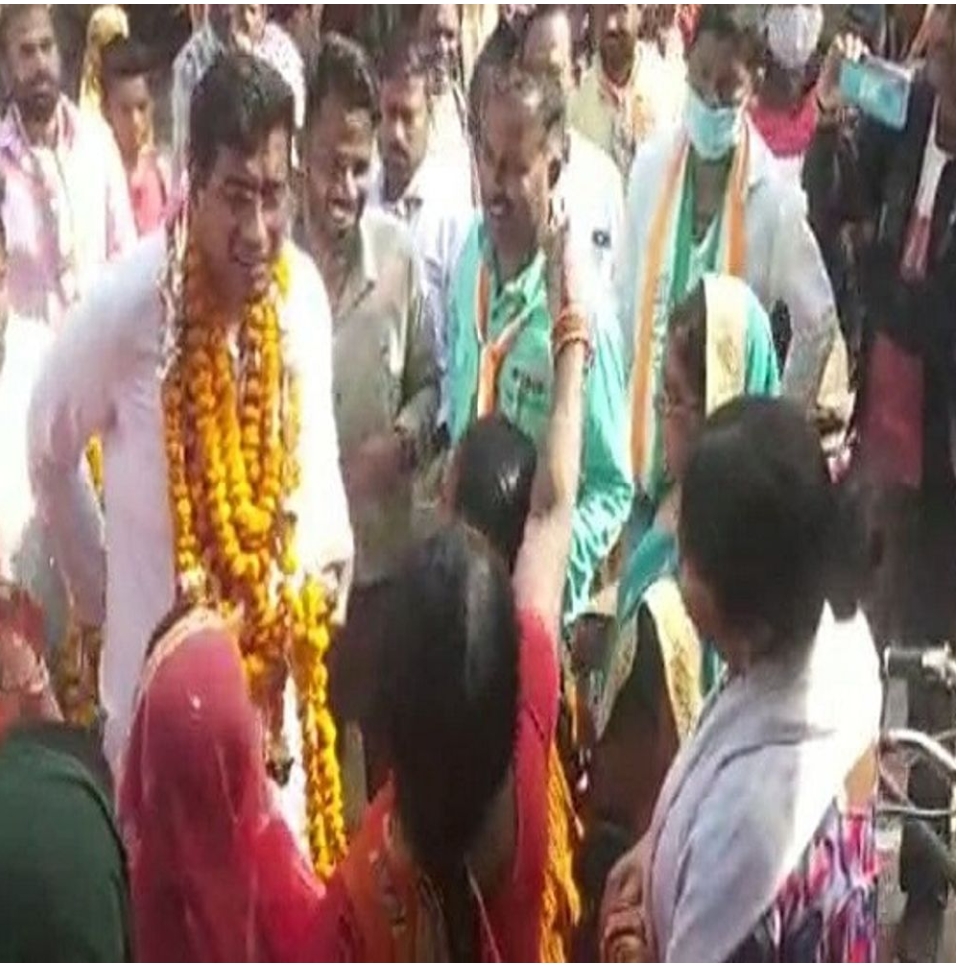 विधायक देवेंद्र यादव,वापस जाओ’ के लगे नारे