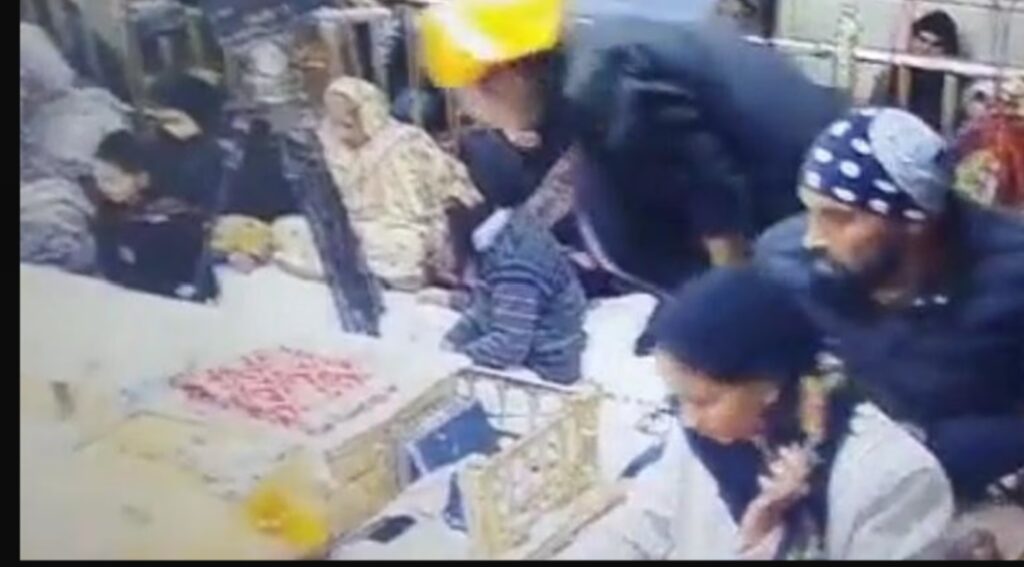 स्वर्ण मंदिर में बेअदबी,  मिला शव