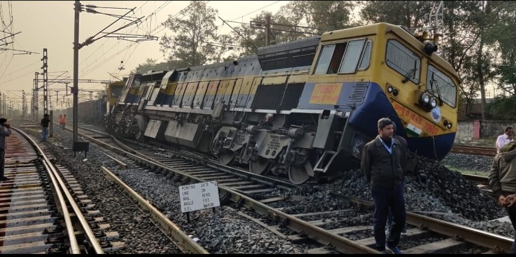 बेपटरी हुई कोयला लोड मालगाड़ी