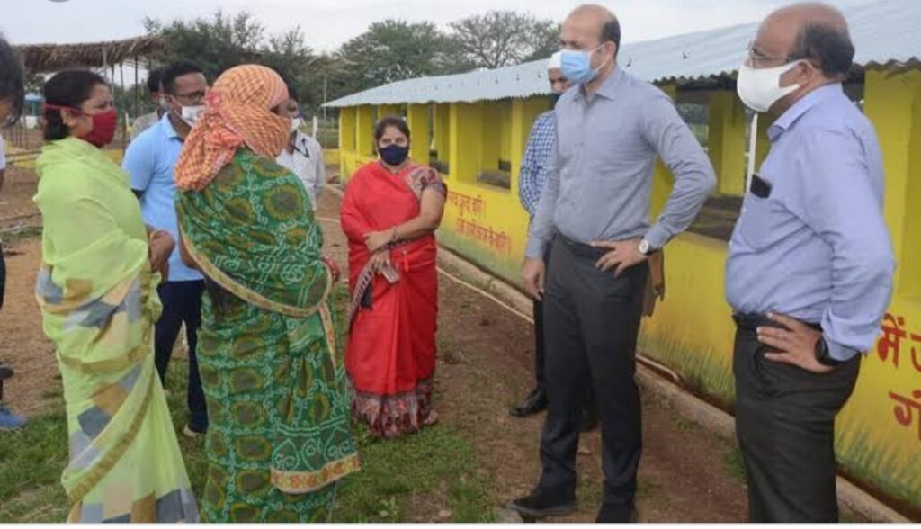 चंदखुरी गौठान में 2 उपसंचालकों को नोटिस