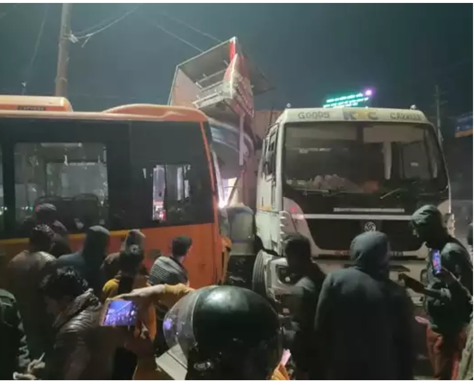 अनियंत्रित इलेक्ट्रिक बस ने कई को रौंदा, छह लोगों की दर्दनाक मौत