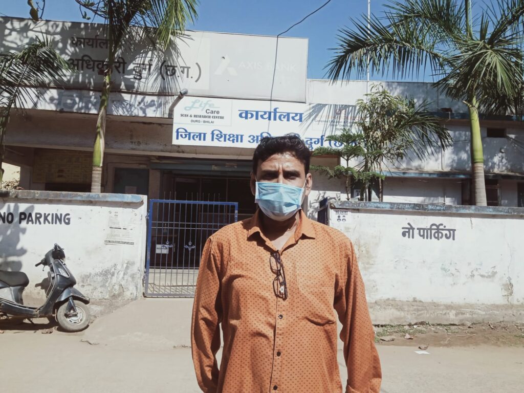 स्कूल प्रबंधको द्वारा फीस नहीं मिलने पर, छात्रों को परीक्षा से वंचित करने का प्रयास