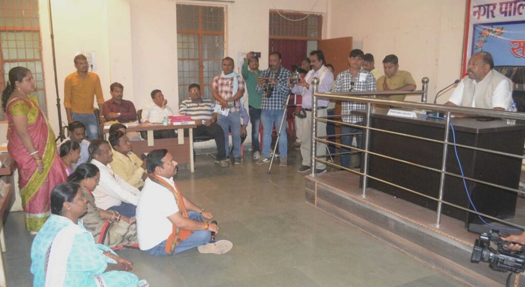 महापौर निर्मल कोसरे ने पेश किया 256 करोड़ का बजट,हंगामे के बीच