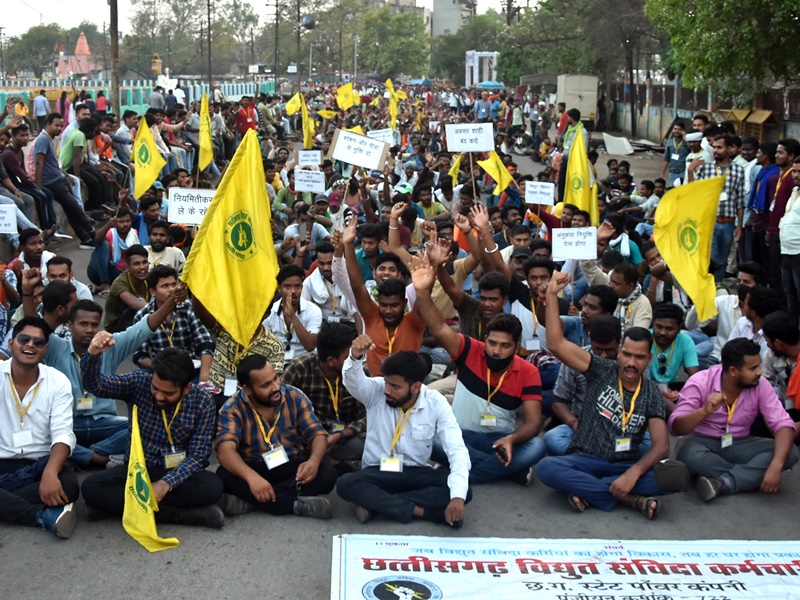 संविदा बिजलीकर्मी पर जवानों ने चलाई लाठियां किया  गिरफ्तार