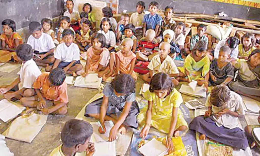 स्वामी आत्मानंद अंग्रेजी माध्यम स्कूलों में हिंदी के बच्चों के एडमिशन पर रोक नहीं