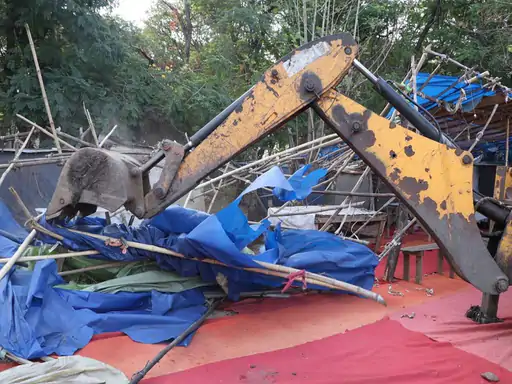 BSP ने अवैध कब्जा धारकों पर कार्रवाई,दुकानों पर चला बुलडोजर