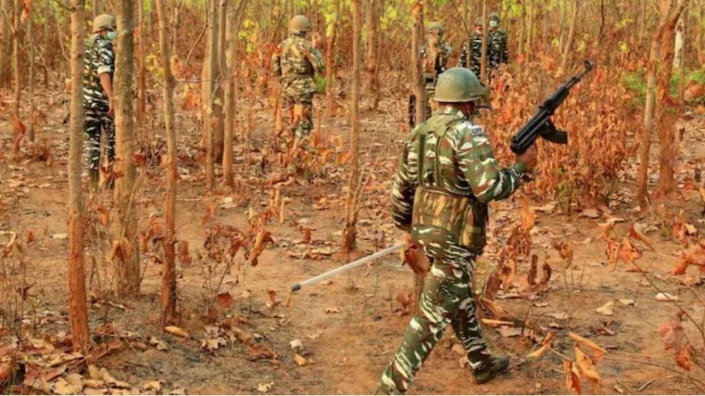 सीआरपीएफ कैंप पर बरसाईं गोलियां