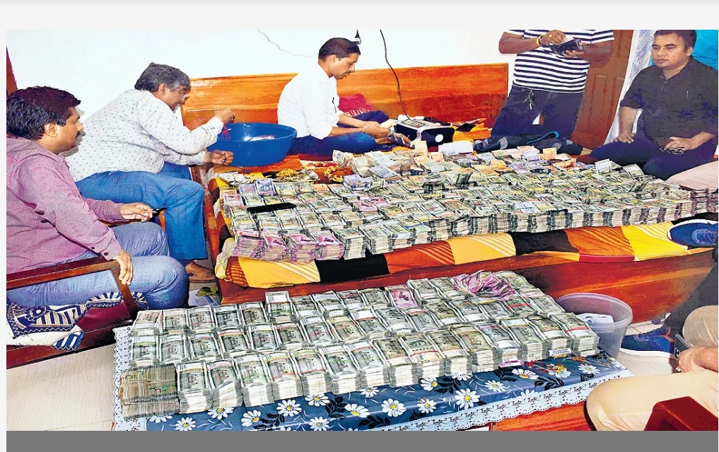 ड्रग इंस्पेक्टर ने बोरे में भरकर रखे थे करोड़ों रुपये