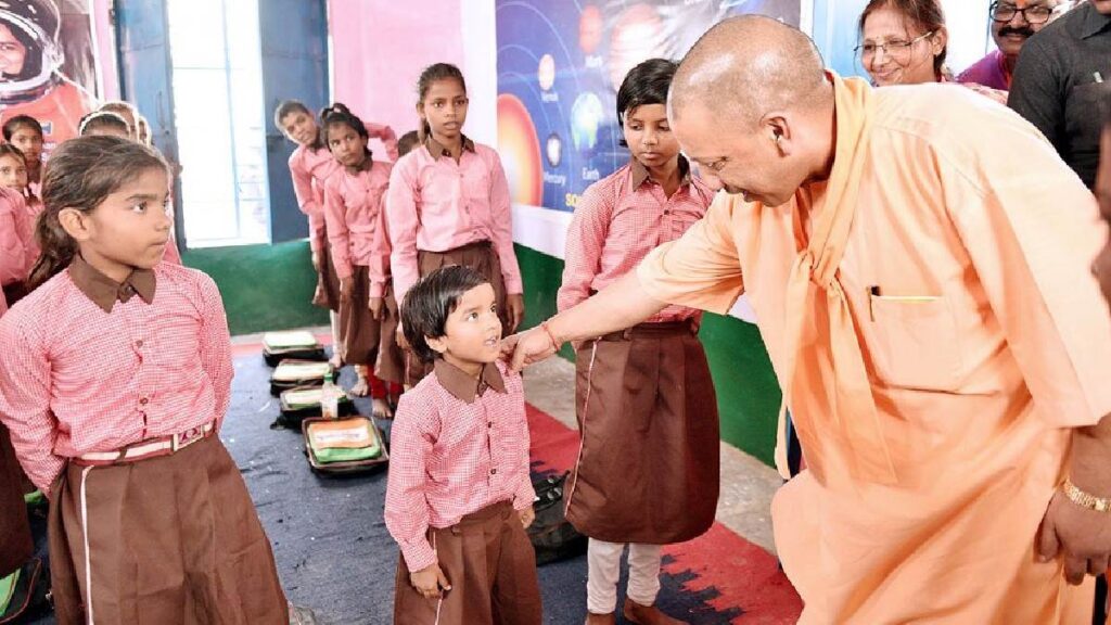 प्राइमरी स्कूल के बच्चों  लिए स्टेशनरी फ्री; बैंक अकाउंट में मिलेंगे अब 1200 रुपये,योगी आदित्यनाथ