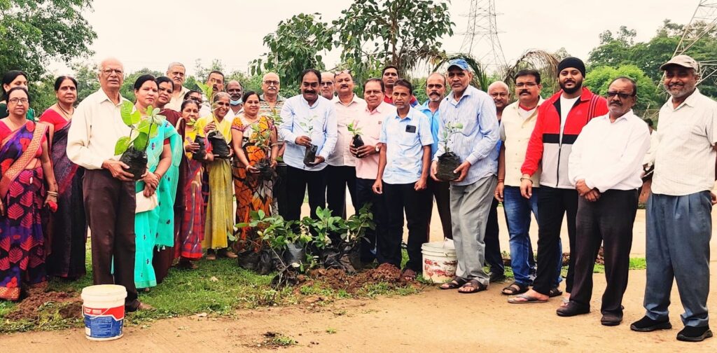 शहिद कौशल यादव स्मारक के पास किया वृक्षारोपण