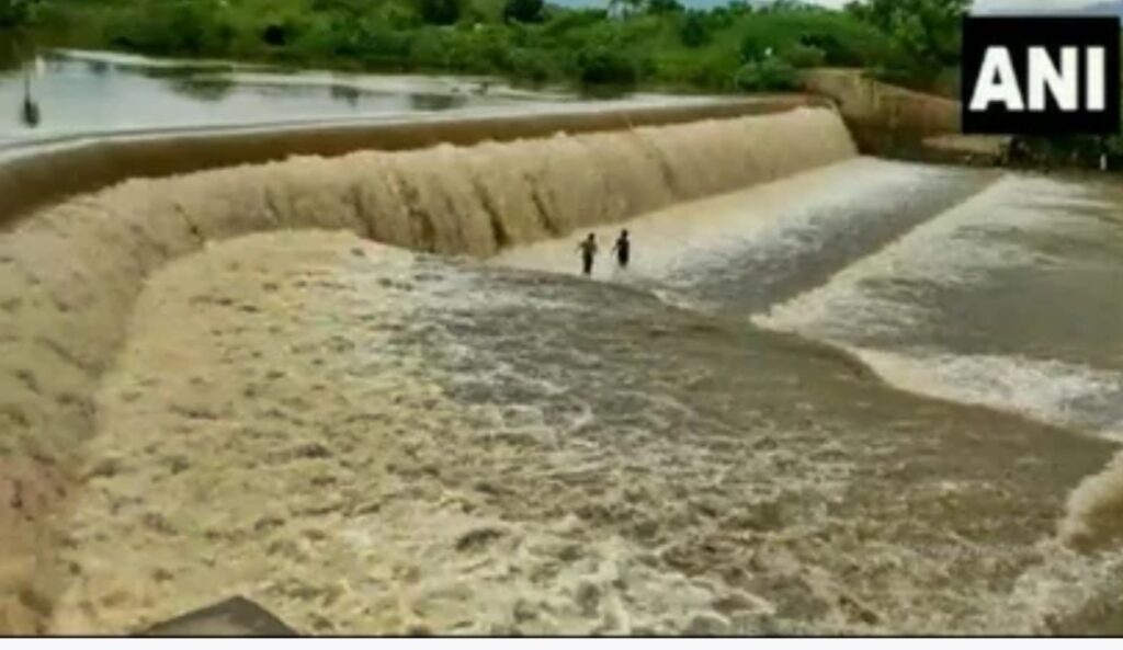 आंध्र प्रदेश की गोदावरी नदी में भीषण बाढ़, ओडिशा के कई गांव डूबे