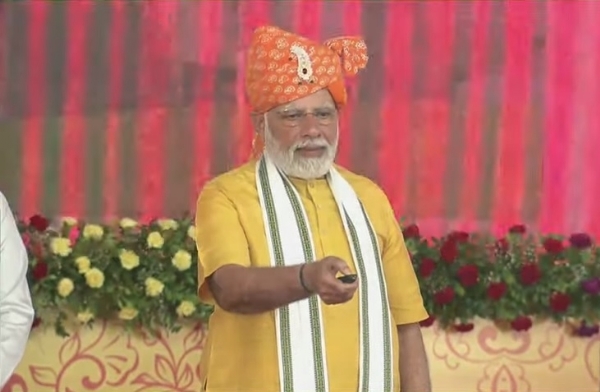 प्रधानमंत्री, गुजरात को एक हजार करोड़ रुपये से अधिक की कई परियोजनाओं की दी सौगात