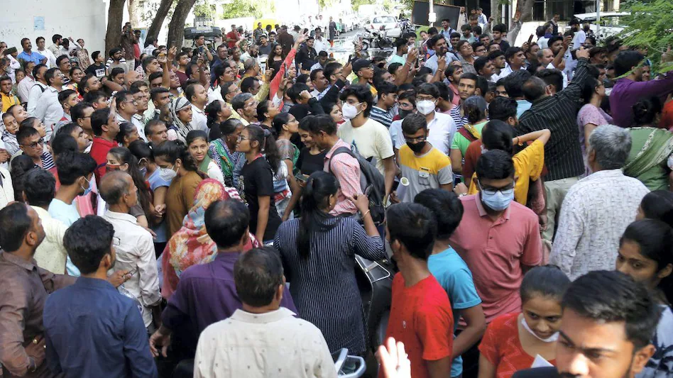 चेकिंग के नाम पर छात्राओं के उतरवाए अंडरगारमेंट्स,NEET परीक्षा