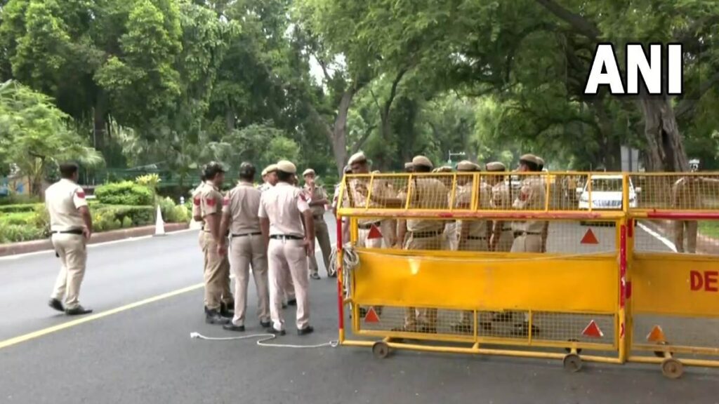 नेशनल हेराल्ड कार्यालय सील,(AICC) मुख्यालय के बाहर पुलिस बल तैनात