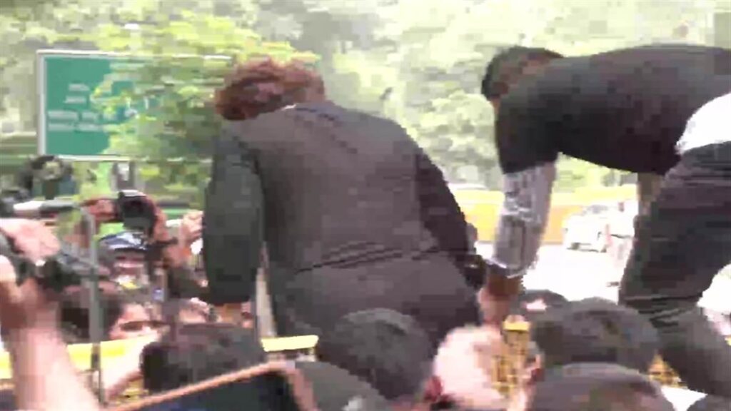 प्रियंका वाड्रा ने बैरिकेट लांघा, पुलिस ने खींचकर गाड़ी में बैठाया