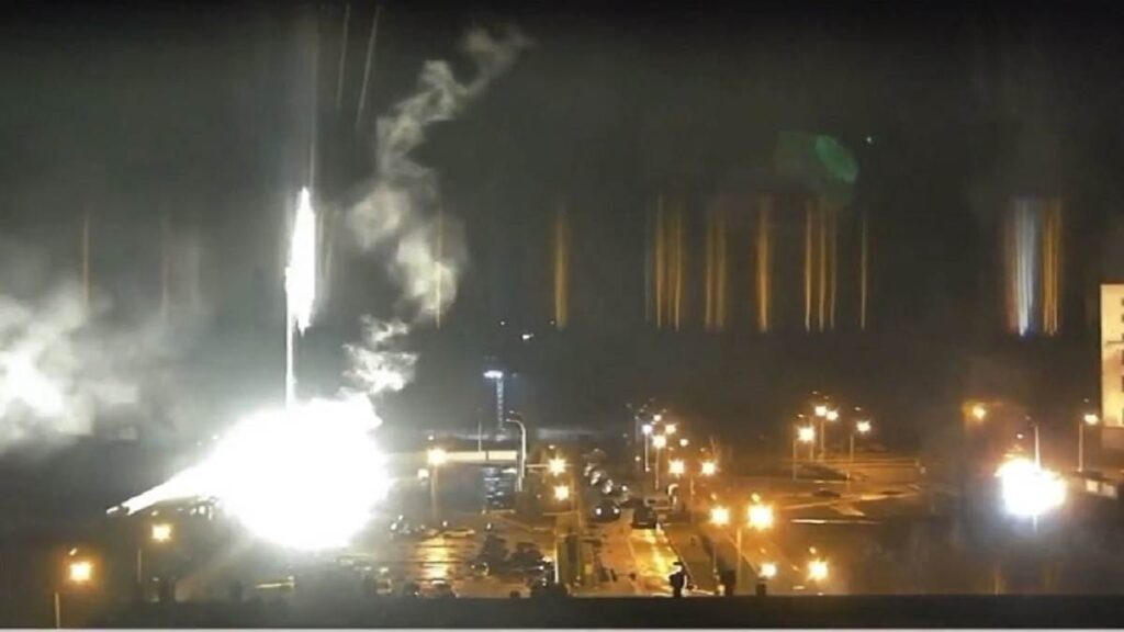 जपोरीजिया ,परमाणु ऊर्जा संयंत्र पर गोलाबारी, बिजली की लाइन में लगी आग