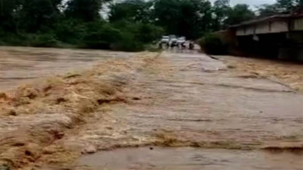 भारी बारिश से जगदलपुर से बीजापुर का संपर्क टूटा