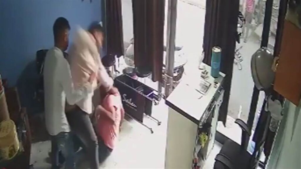 सेवानिवृत्‍त फौजी के साथ मारपीट पर भाजयुमो अध्यक्ष पार्टी से निष्‍काशित